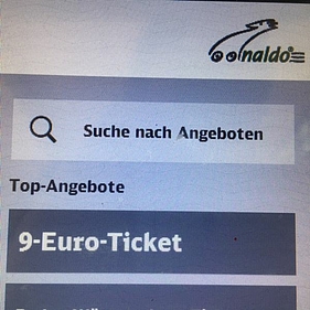 Fahrscheinautomat mit Anzeige "Neun-Euro-Ticket"