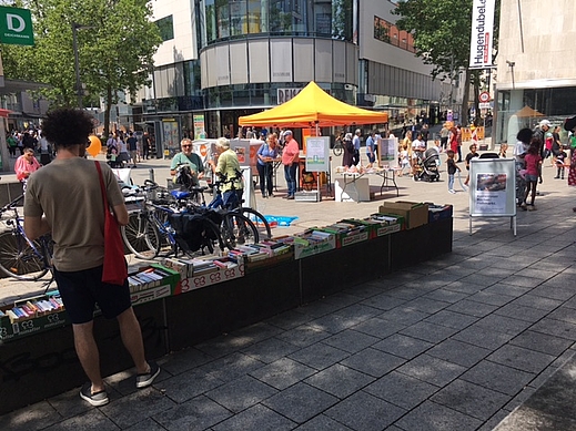 Büchertisch beim Infostand der ÖDP in Ulm